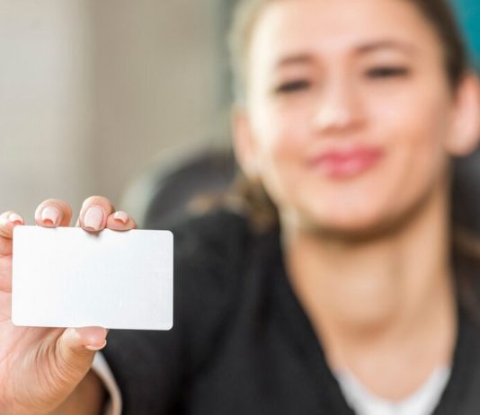 Dlaczego drukarka kart plastikowych dwustronna i głowica Honeywell to idealny wybór dla nowoczesnych firm? karta plastikowa drukarka