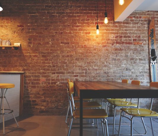 Jak wybrać idealne stoły do restauracji, aby zachwycić klientów i zwiększyć zyski restauracja stoly