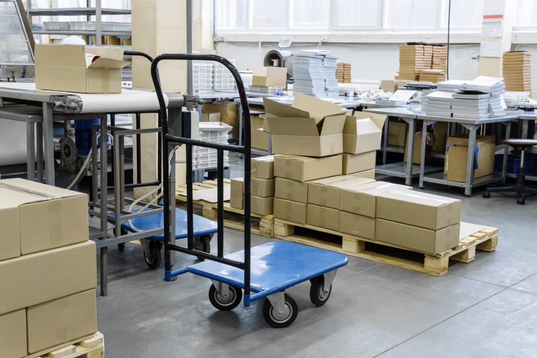 Jaki wózek do przewożenia ciężkich towarów w magazynie kupić?