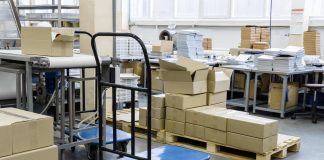 Jaki wózek do przewożenia ciężkich towarów w magazynie kupić?