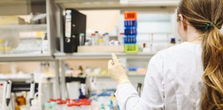 Zmywarka laboratoryjna – jak działa i kiedy warto ją zastosować? akcesoria laboratoryjne