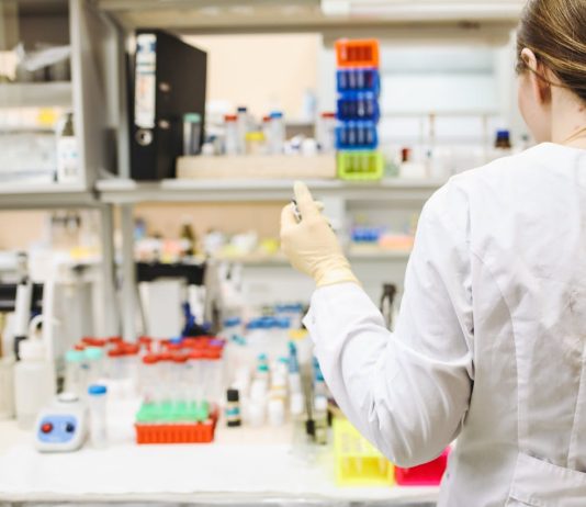 Zmywarka laboratoryjna – jak działa i kiedy warto ją zastosować? akcesoria laboratoryjne